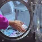 ¿Por que deberías añadir tres bolas de papel de aluminio en la lavadora?